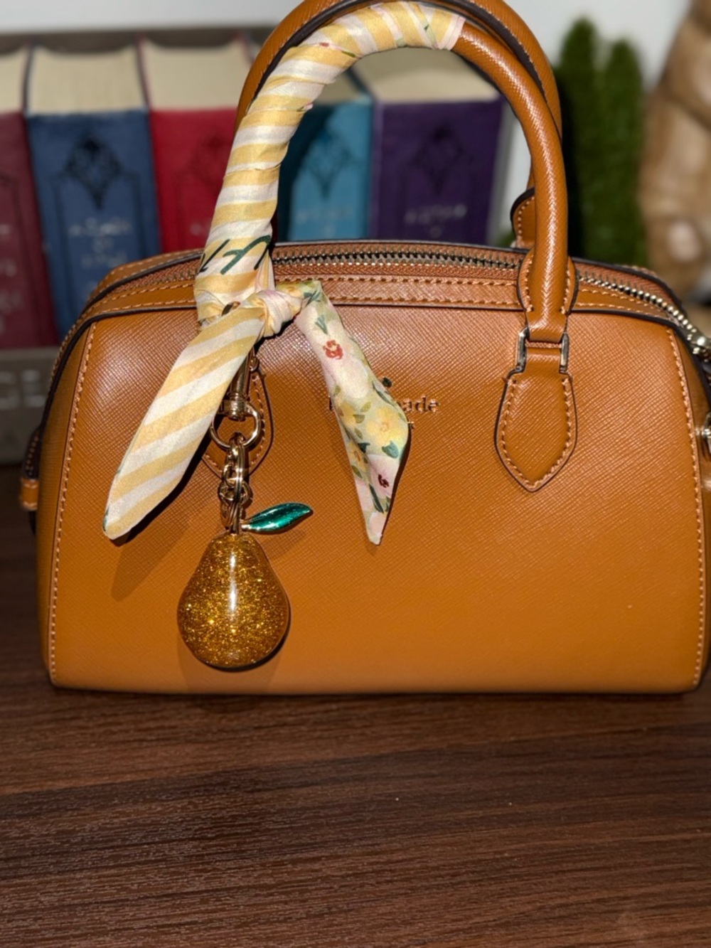 🍐Gold and Green Pear Keychain🍐 - Picture 2 of 4